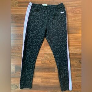 Levi’s Leggings Girls Size XL Black/Gray Print. Pink & Lavender Side Stripes
